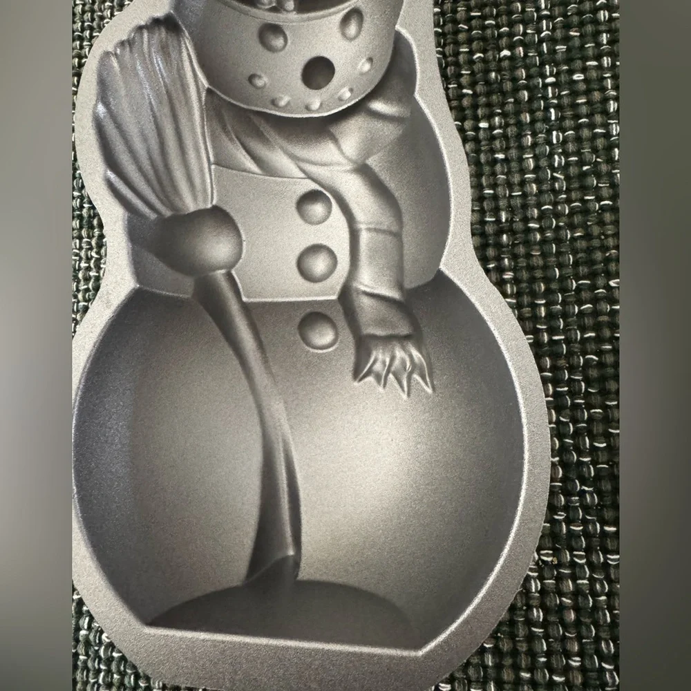 Nordic Ware Snowman Pan - 5 cups - Picture 2 of 6